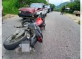 La motocicleta Honda CB160 quedó varada sobre el tramo pavimentado a El Rosario Lachao Nuevo.