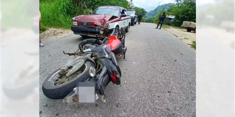La motocicleta Honda CB160 quedó varada sobre el tramo pavimentado a El Rosario Lachao Nuevo.