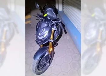 La motocicleta de reciente modelo y el automóvil Aveo resultaron con averías materiales.
