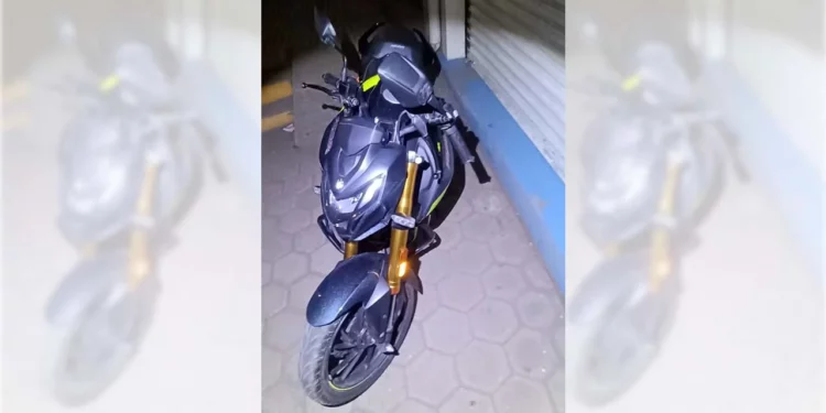La motocicleta de reciente modelo y el automóvil Aveo resultaron con averías materiales.