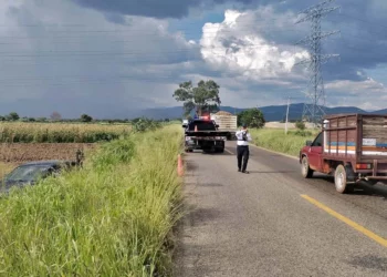 La Policía Vial del Estado resguardó el vehículo Suzuki Baleno siniestrado a la altura del kilómetro 6.