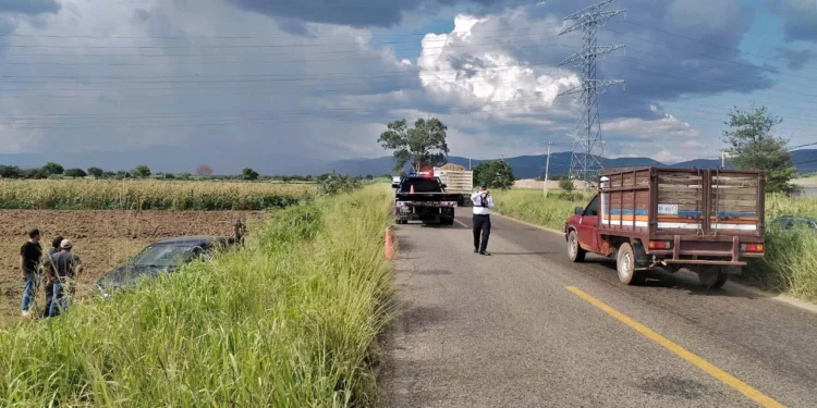 La Policía Vial del Estado resguardó el vehículo Suzuki Baleno siniestrado a la altura del kilómetro 6.