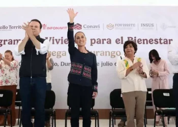 La presidenta Claudia Sheinbaum y el director del Infonavit, Octavio Romero, presentaron el programa de vivienda en Gómez Palacio.
