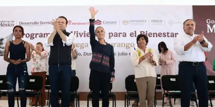 La presidenta Claudia Sheinbaum y el director del Infonavit, Octavio Romero, presentaron el programa de vivienda en Gómez Palacio.