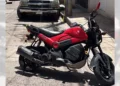 La unidad robada es una motocicleta marca Honda tipo Navi, color rojo con negro.