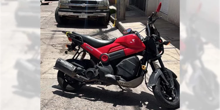 La unidad robada es una motocicleta marca Honda tipo Navi, color rojo con negro.