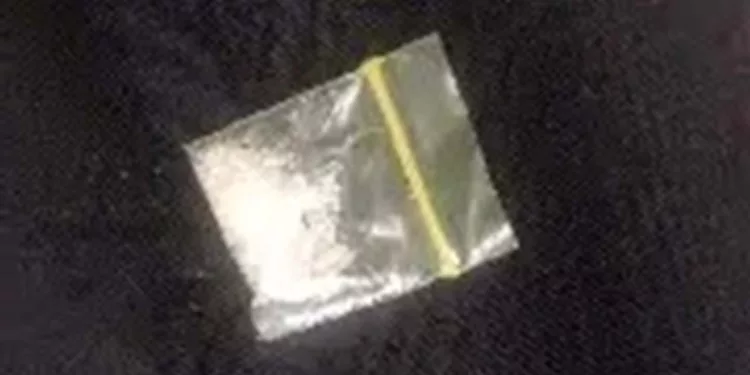 Los dos jóvenes intentaron escapar de los policías; fueron interceptados con dosis de droga.