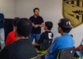 Los jugadores se pusieron a estudiar.