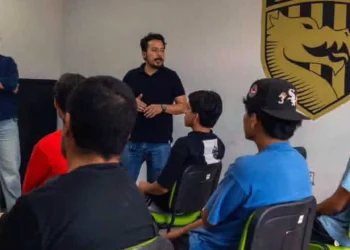 Los jugadores se pusieron a estudiar.