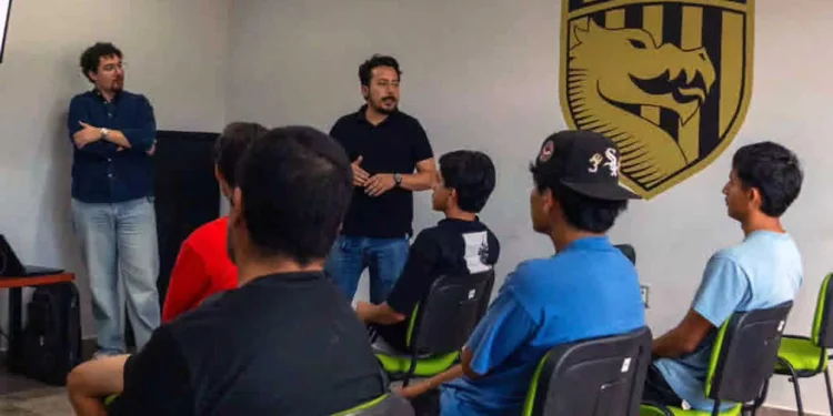 Los jugadores se pusieron a estudiar.
