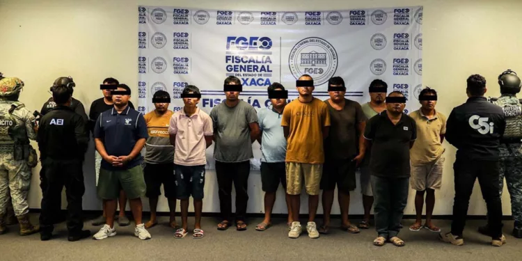 Los once detenidos comenzaron las diligencias con sus abogados defensores tras los fuertes decomisos de armamento, drogas y equipo táctico en Juchitán.