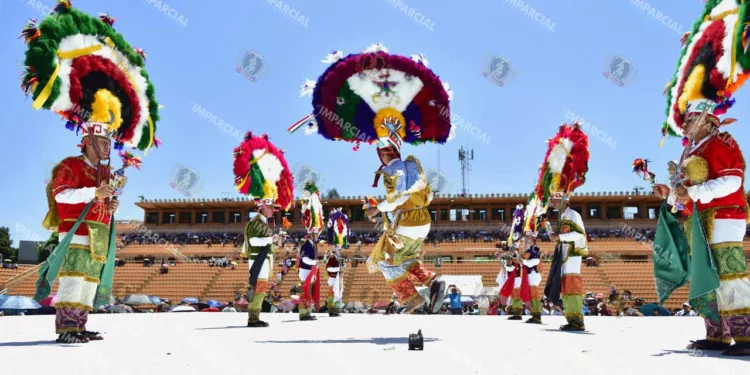 Foto: Rubén Morales // La Danza de la Pluma de una de las delegaciones de Valles Centrales.