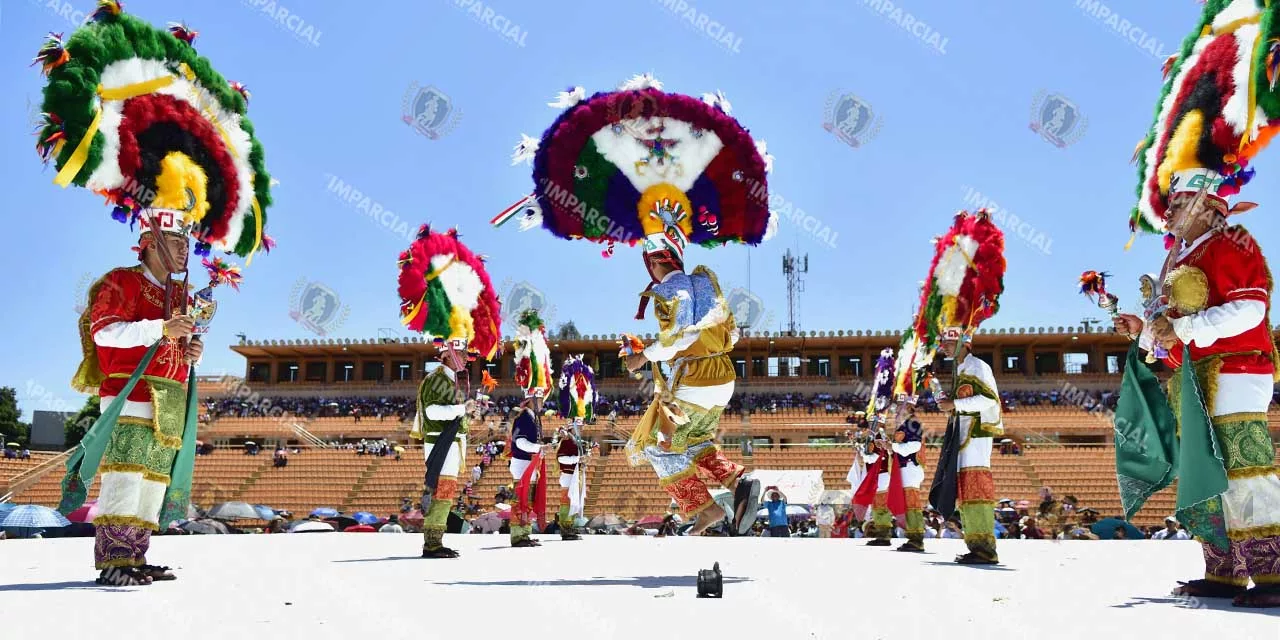 Foto: Rubén Morales // La Danza de la Pluma de una de las delegaciones de Valles Centrales.