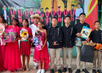 w/ La Escuela La Escuela Primaria "21 de Marzo", de Rancho Solano, distinguió a Vinny Herrera como padrino de la generación 2020-2026.