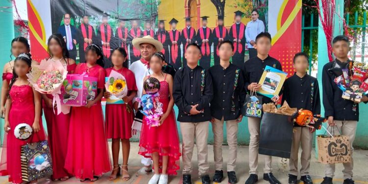 w/ La Escuela La Escuela Primaria "21 de Marzo", de Rancho Solano, distinguió a Vinny Herrera como padrino de la generación 2020-2026.