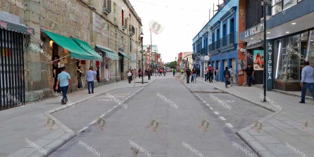 Un riesgo, obra inconclusa en calles de Oaxaca Camina