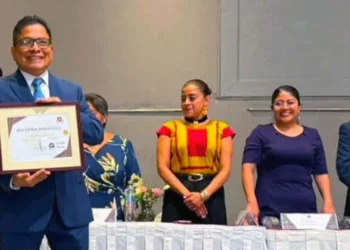 La distinción reconoce el trabajo jurídico que Carlos Morales Sánchez ha impulsado durante los últimos años.