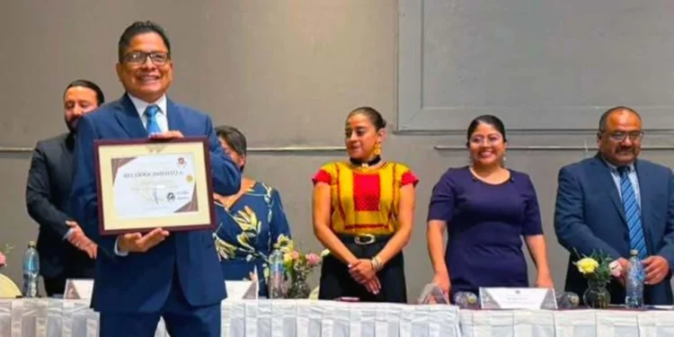 La distinción reconoce el trabajo jurídico que Carlos Morales Sánchez ha impulsado durante los últimos años.