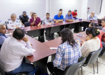 Foto: Gobierno de Oaxaca // La fallida mesa de trabajo entre representantes de taxis foráneos y la burocracia de Semovi.