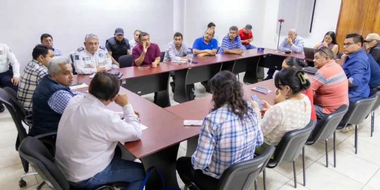 Foto: Gobierno de Oaxaca // La fallida mesa de trabajo entre representantes de taxis foráneos y la burocracia de Semovi.