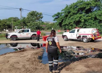 Fotos: redes sociales // La mancha de hidrocarburos sobre calles de la colonia Jardines, en Salina Cruz.