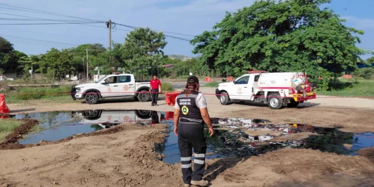 Fotos: redes sociales // La mancha de hidrocarburos sobre calles de la colonia Jardines, en Salina Cruz.