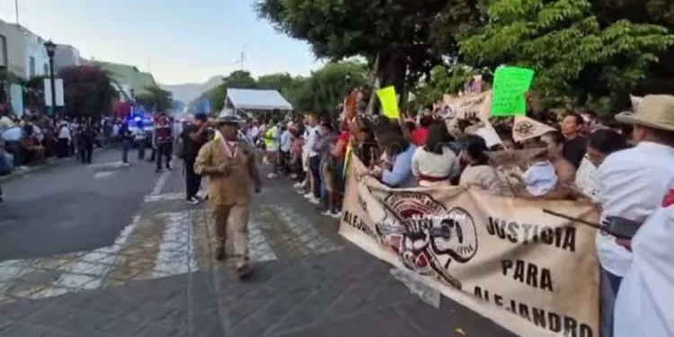 Foto: Redes sociales // La manifestación pacífica de familiares y ciudadanos que el gobernador calificó como “provocación”.