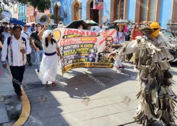 Foto: Jesús Santiago // La marcha incluyó banda de música, marmotas y trabajadores con la vestimenta de distintas regiones del estado.