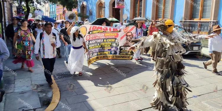 Foto: Jesús Santiago // La marcha incluyó banda de música, marmotas y trabajadores con la vestimenta de distintas regiones del estado.