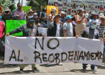 Foto: Adrián Gaytán // La marcha de conductores de taxis foráneos contra el “reordenamiento” y la incursión de sindicatos violentos en el transporte.