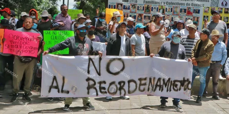 Foto: Adrián Gaytán // La marcha de conductores de taxis foráneos contra el “reordenamiento” y la incursión de sindicatos violentos en el transporte.