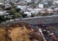 La obra también ha sido señalada por afectaciones a las viviendas de quienes aún viven ahí.