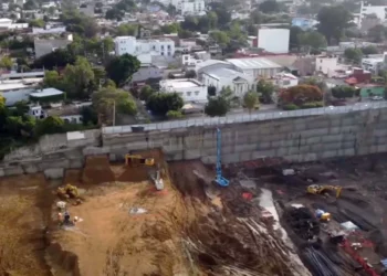 La obra también ha sido señalada por afectaciones a las viviendas de quienes aún viven ahí.