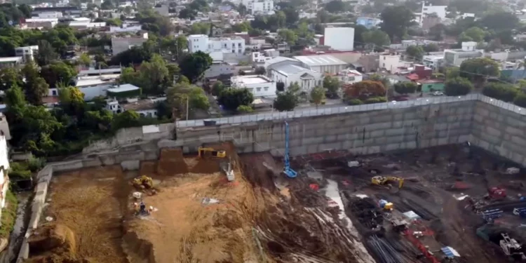 La obra también ha sido señalada por afectaciones a las viviendas de quienes aún viven ahí.