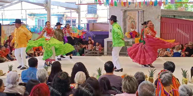 Fotos: Lisbeth Mejía Reyes // La presentación de Guelaguetza comenzó alrededor de las 12:00 horas.