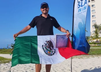 Tritón oaxaqueño Leobardo Ayala hace historia en el Cancún Isla Swim