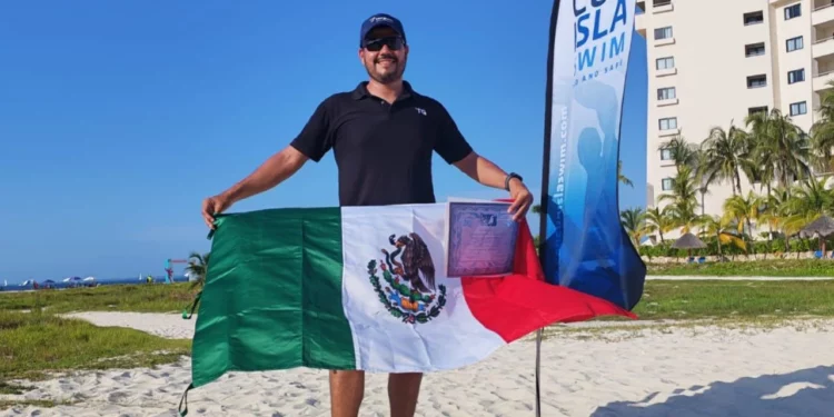 Tritón oaxaqueño Leobardo Ayala hace historia en el Cancún Isla Swim