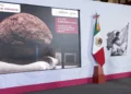 Foto: Presidencia de la República // Claudia Sheinbaum muestra uno de los bienes recuperados.
