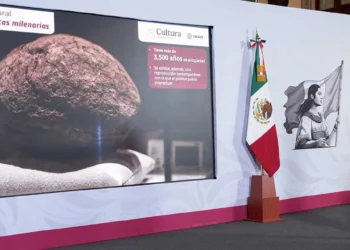 Foto: Presidencia de la República // Claudia Sheinbaum muestra uno de los bienes recuperados.
