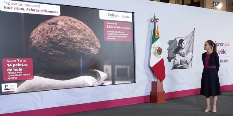 Foto: Presidencia de la República // Claudia Sheinbaum muestra uno de los bienes recuperados.