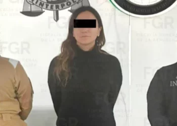Arrestan a hermana de exdirector de Pemex en el AICM por presunto esquema de triangulación millonaria