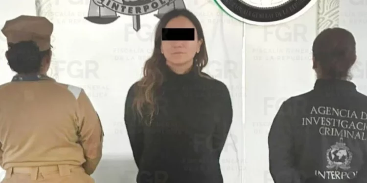 Arrestan a hermana de exdirector de Pemex en el AICM por presunto esquema de triangulación millonaria