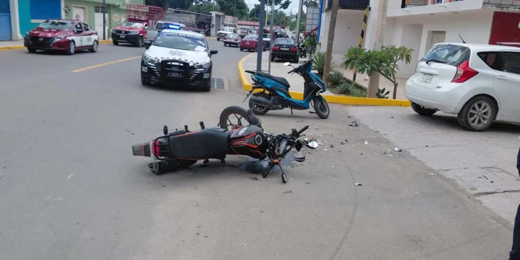 Paramédicos de Miahuatlán brindaron los primeros auxilios al joven motociclista y ordenaron su pronto traslado a un hospital.