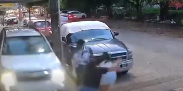 VIDEO | ¿Milagro o reflejos? Familia escapa por segundos de ser arrollada por una camioneta en Veracruz