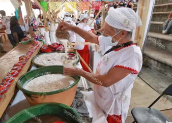 Fotos: Adrián Gaytán // Marisol y su familia ofrecían esta bebida como parte de la edición 19 de la Feria del Tejate y del Tamal.