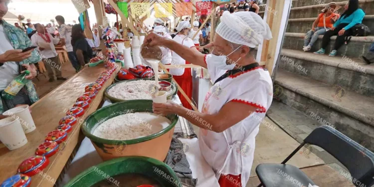 Fotos: Adrián Gaytán // Marisol y su familia ofrecían esta bebida como parte de la edición 19 de la Feria del Tejate y del Tamal.