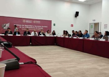 Foto: Cencos 22 // Mesa de trabajo de seguridad social del ISSSTE con representantes de la Sección 22.