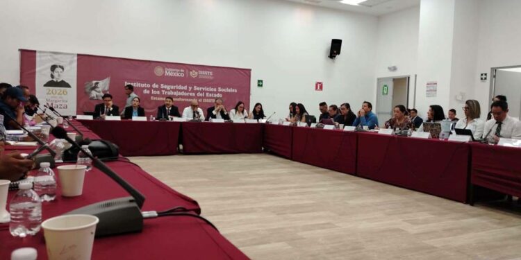 Foto: Cencos 22 // Mesa de trabajo de seguridad social del ISSSTE con representantes de la Sección 22.