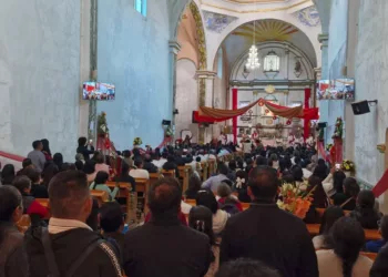 Monseñor Pedro Vázquez Villalobos presidió la celebración del Sacramento de la Confirmación en San Miguel el Grande.