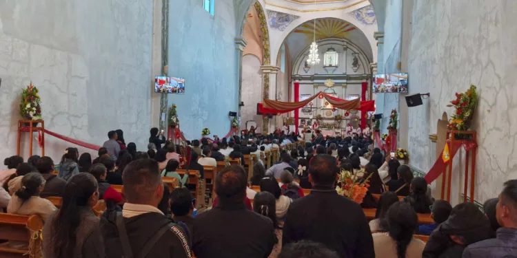 Monseñor Pedro Vázquez Villalobos presidió la celebración del Sacramento de la Confirmación en San Miguel el Grande.